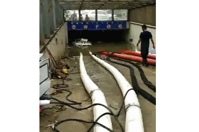 二環(huán)支路沙口路，山東消防兩臺，我們?nèi)_潛水泵同時運行，一切正常了